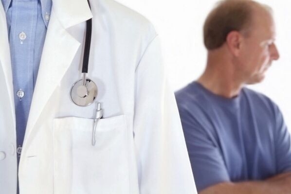 Arzt und Patient mit infektiöser Prostatitis