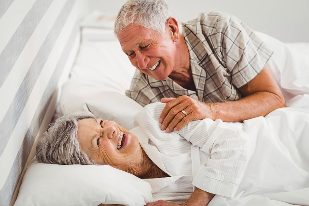 Älteres Paar im Bett